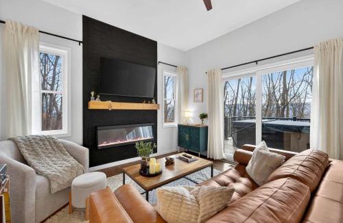 Great Cacapon Ski Chalet | Modern Cabin Retreat w Hot Tub Sauna & Fire Pit