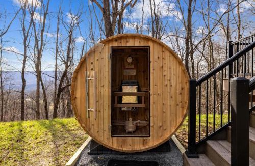 Great Cacapon Ski Chalet | Modern Cabin Retreat w Hot Tub Sauna & Fire Pit