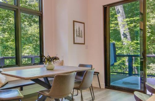 Fairview House | Modern Cabin w/Hot Tub & Fire Pit in Fairview!