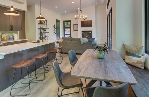 Fairview Cabin | Modern Cabin w/Hot Tub & Fire Pit in Fairview!