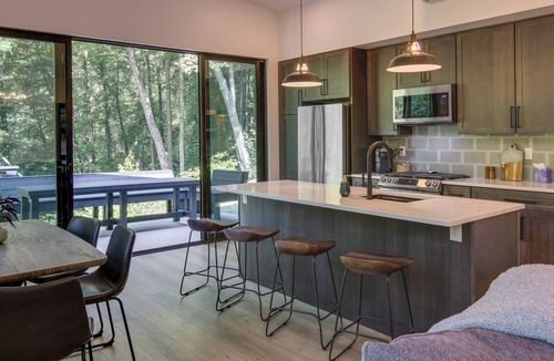 Fairview Cabin | Modern Cabin w/Hot Tub & Fire Pit in Fairview!