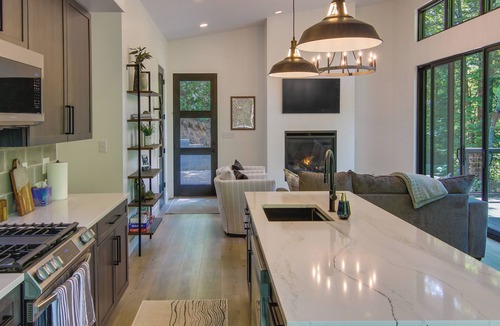 Fairview Cabin | Modern Cabin w/Hot Tub & Fire Pit in Fairview!