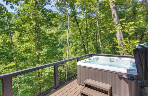 Fairview Cabin | Modern Cabin w/Hot Tub & Fire Pit in Fairview!