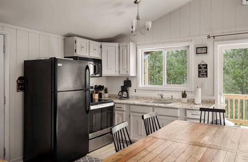 Sleepy Hollow Ski Chalet | Modern Cabin w Hot Tub, Wifi & Huge Deck!