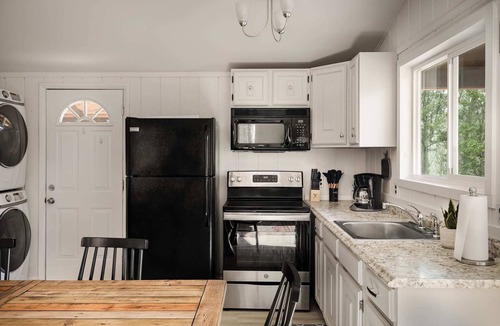 Sleepy Hollow Ski Chalet | Modern Cabin w Hot Tub, Wifi & Huge Deck!