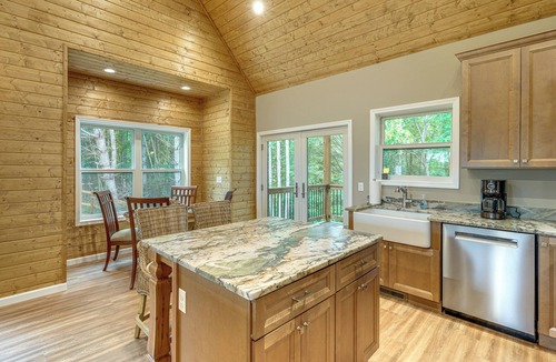 Green Mountain Cabin | Modern Cabin w/Sweeping Views in Blue Ridge Mtns!