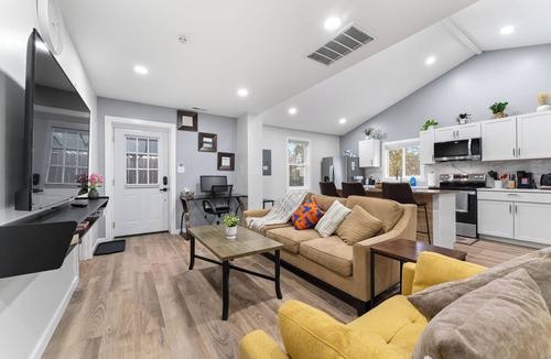 Centreville House | Modern Carriage Home I 2-Bedroom: Near Dulles Airport sleeps 6