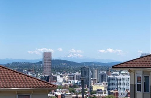 Kings Heights Apartment | Modern Condo Overlooking Portland