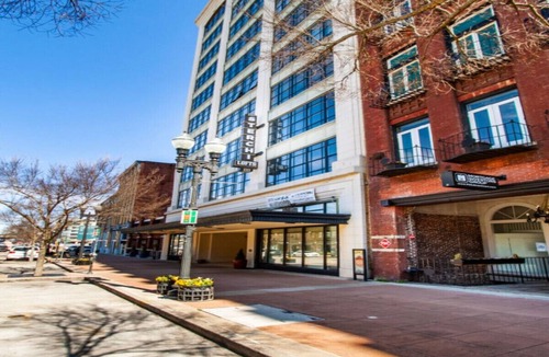 Old City Apartment | Modern Downtown Loft - 1 mile to UT