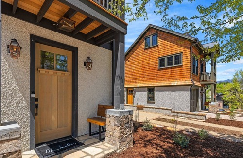 Cheshire Cottage | Modern Luxe Cottage in Cheshire w/mountain views! 1 mile to Downtown!