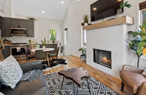 Cheshire Cottage | Modern Luxe Cottage in Cheshire w/mountain views! 1 mile to Downtown!