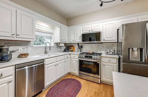 Sapphire House | Modern Mountain Zen 3-Bed, 3-Bath Home with Creeks
