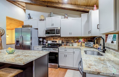 West Jefferson House | Modern New Build, Hot Tub, dog friendly, Chef Inspired Kitchen, 2 Living Spaces