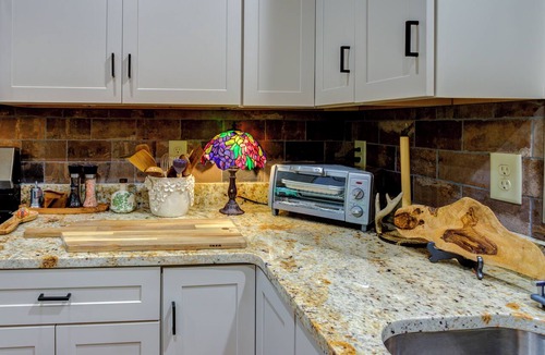 West Jefferson House | Modern New Build, Hot Tub, dog friendly, Chef Inspired Kitchen, 2 Living Spaces