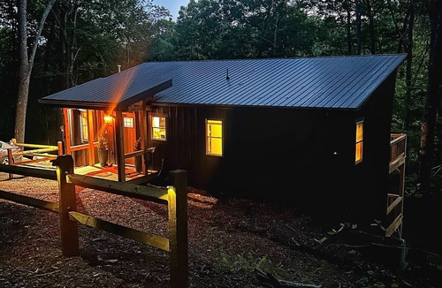 West Jefferson House | Modern New Build, Hot Tub, dog friendly, Chef Inspired Kitchen, 2 Living Spaces