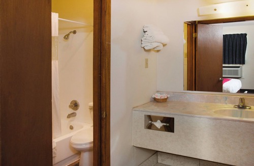 Guymon Hotel | Modern Room for Couples – Great Value off Highway 54!