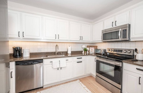 Columbia-Tusculum House | Modern Single Family Retreat - City Near!