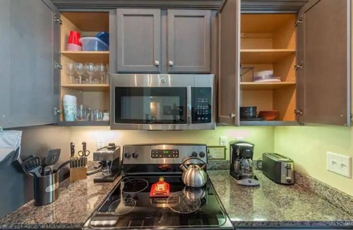 Five Points House | Modern Townhome + Office 1 mi to downtown