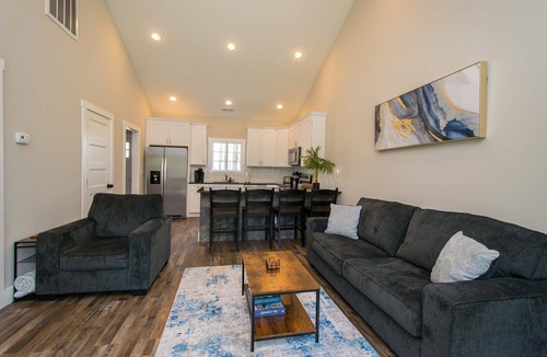Balfour House | Modern Upper Retreat w Free Tix Deck 2 Suites