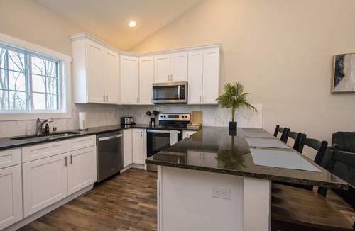 Balfour House | Modern Upper Retreat w Free Tix Deck 2 Suites