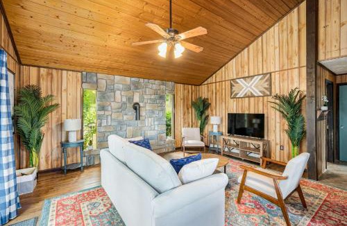 Berkeley Springs Ski Chalet | Modern w Mountain Views, Hot Tub, Deck & Fire Pit