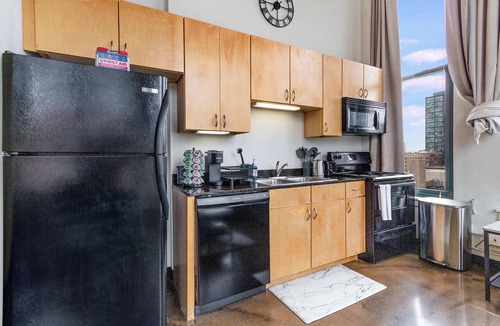 West Loop Apartment | Modern West Loop Gem-City Views & Prime Location 1