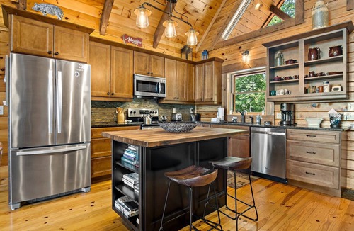Marion Cabin | Moondance | Log Cabin with Hot Tub, Fire Pit & Mountain Views!