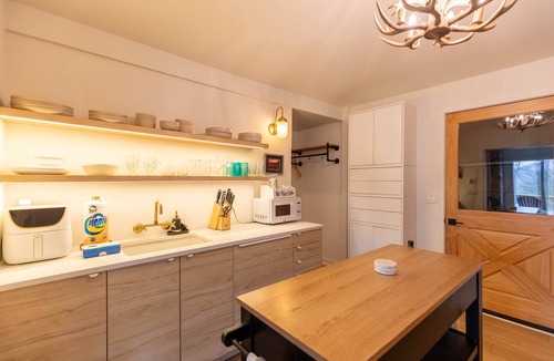 Newland House | Moondrift Retreat - pet friendly, hot tub, community amenities, ranch style home