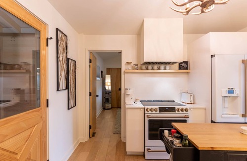 Newland House | Moondrift Retreat - pet friendly, hot tub, community amenities, ranch style home