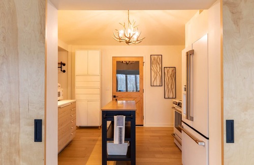 Newland House | Moondrift Retreat - pet friendly, hot tub, community amenities, ranch style home