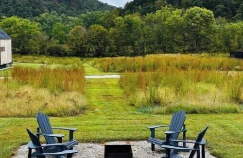 Stanton Cabin | Moonrise Meadow at Three Suns Cabins/360 Views/Beach/Hot tub