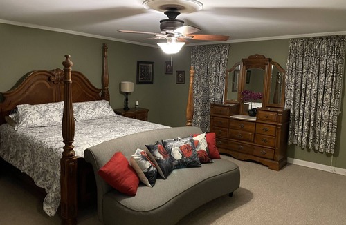Maysville Bed & Breakfast | Moss Manor Maysville - Golf Course View Historic Bed & Breakfast