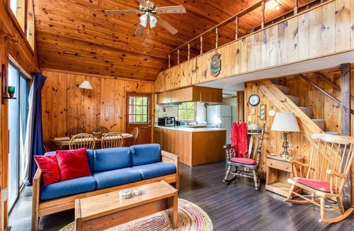 Berkeley Springs Cabin | Mountain cabin w/hot tub & deck