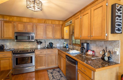 Fleetwood Cabin | Mountain Cabin with Hot Tub & Lake Access