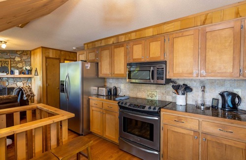 Fleetwood Cabin | Mountain Cabin with Hot Tub & Lake Access