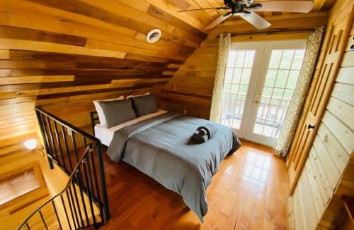 Rogers House | Mountain Chalet - Hot Tub - Centrally Located - RRG