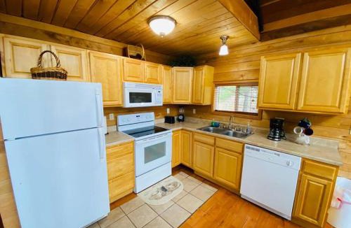 Rogers House | Mountain Chalet - Hot Tub - Centrally Located - RRG