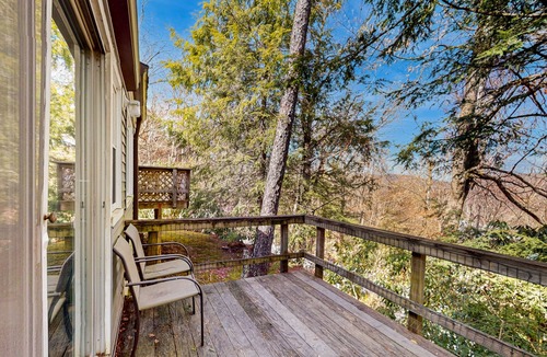 Sugar Mountain Condo | Mountain condominium w/natural light - close to ski lodge and covered balcony