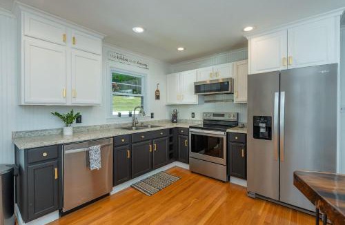 Fairview House | Mountain Hot Tub & Fire Pit 15 Min to Biltmore