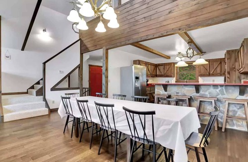 Berkeley Springs Ski Chalet | Mountain lodge w/hot tub & game room