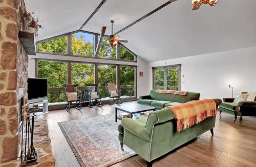 Berkeley Springs Ski Chalet | Mountain lodge w hot tub & game room