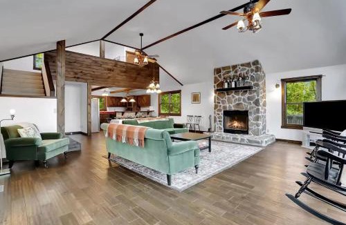 Berkeley Springs Ski Chalet | Mountain lodge w hot tub & game room