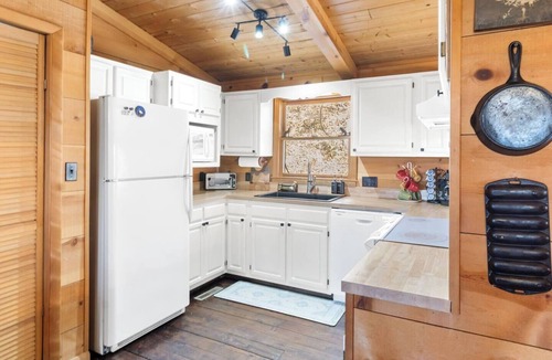 Wolf Laurel House | Mountain Log Cabin w/Sauna & Gym | Sleeps 12 | Ski & Hike