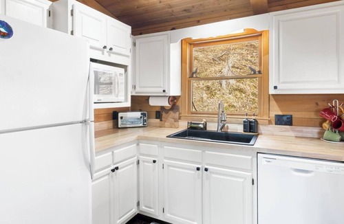 Wolf Laurel House | Mountain Log Cabin w/Sauna & Gym | Sleeps 12 | Ski & Hike