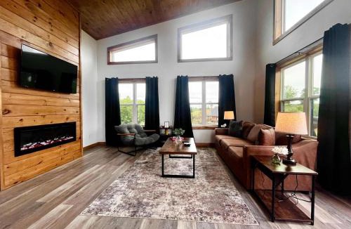 Rogers House | Mountain Modern - Hot Tub - Near Natural Bridge