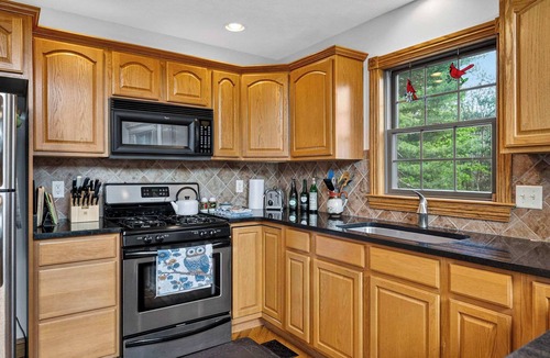 Berkeley Springs Ski Chalet | Mountain Retreat w Hot Tub, Grill, Deck & More!