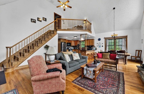 Berkeley Springs Ski Chalet | Mountain Retreat w Hot Tub, Grill, Deck & More!
