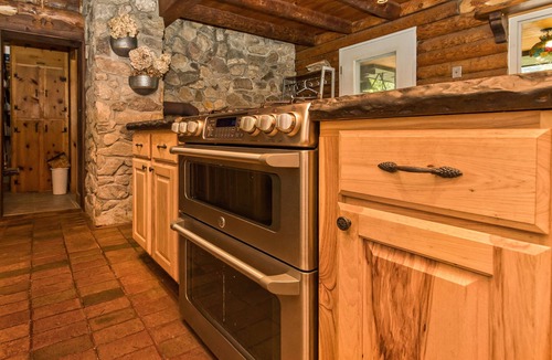 Clyde Cabin | Mountain retreat wood log cabin near Max Patch.