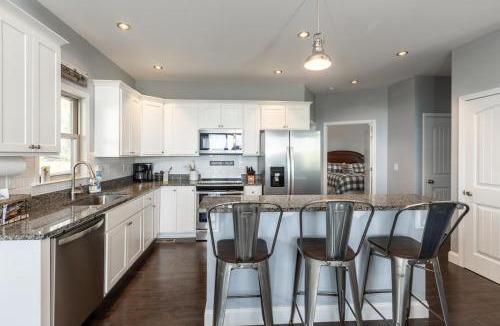 Vein Mountain House | Mountain Top Escape w Hot Tub, Fireplace and Views