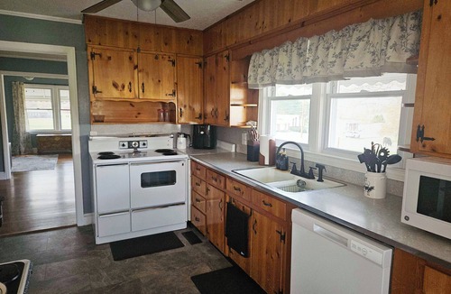 Tusculum House | Mountain View Farmhouse: Antique Accents & Peaceful Heritage Charm